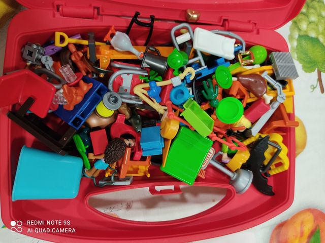 maletín lleno de accesorios de playmobil