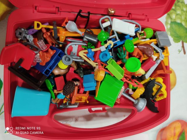 maletín lleno de accesorios de playmobil