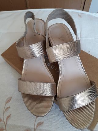 Sandalias doradas talla 36 hm de segunda mano por 5 EUR en Guadalajara en  WALLAPOP