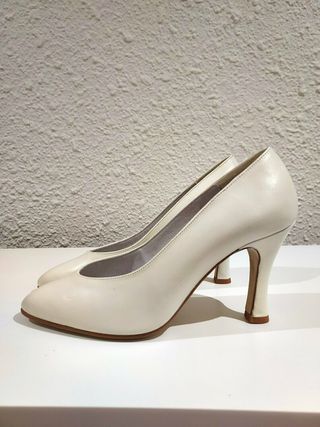 Zapatos de novia color marfil nuevos varias tallas de segunda mano por 22  EUR en Sabadell en WALLAPOP