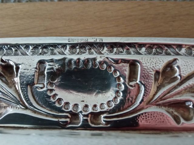 Bandeja de metal plateado