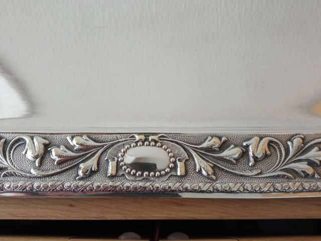 Bandeja de metal plateado