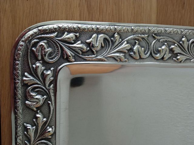 Bandeja de metal plateado