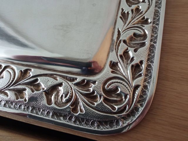 Bandeja de metal plateado
