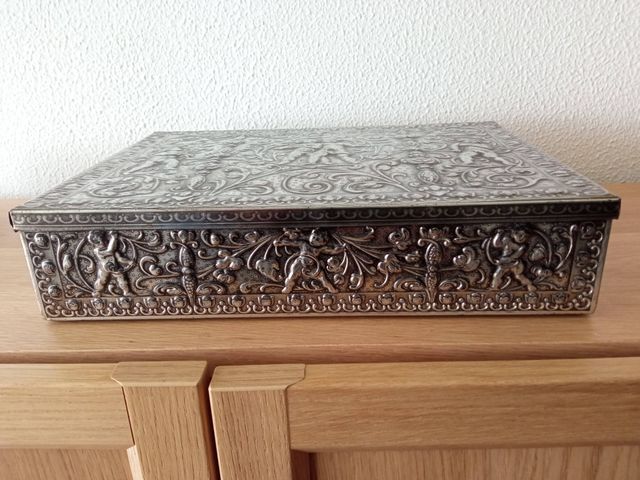 Caja de metal con relieves de amorcillos