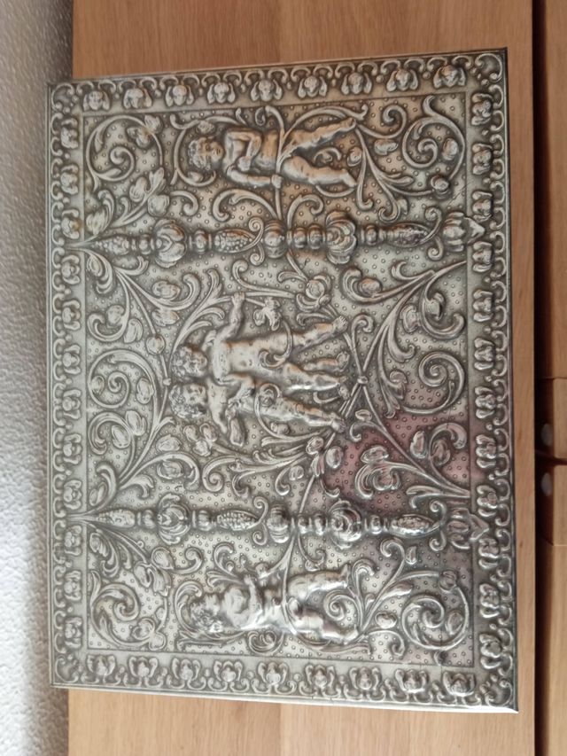 Caja de metal con relieves de amorcillos
