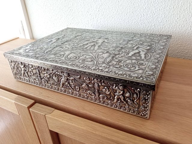 Caja de metal con relieves de amorcillos