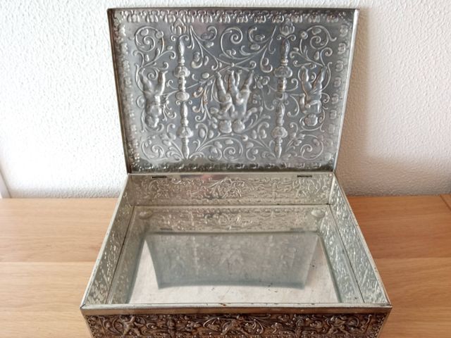 Caja de metal con relieves de amorcillos