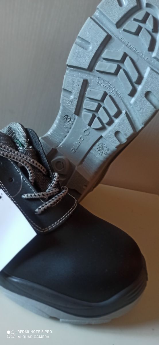 zapato negro de piel