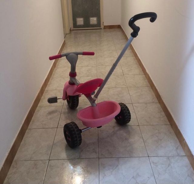 Triciclo rosa ajustable ,tiene su caja