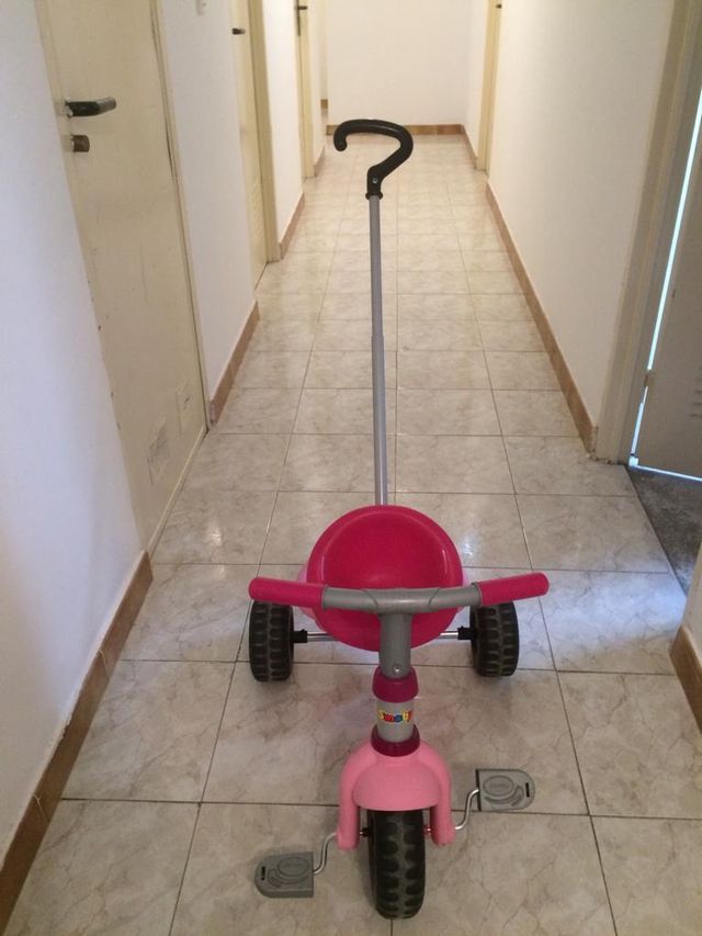 Triciclo rosa ajustable ,tiene su caja