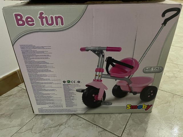 Triciclo rosa ajustable ,tiene su caja