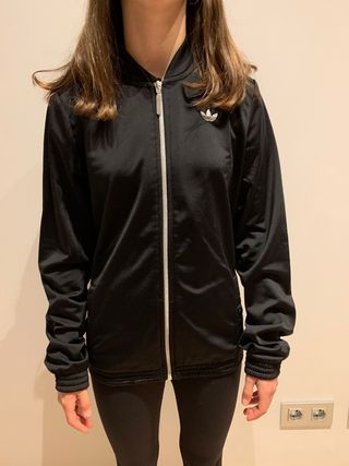 Sudadera Adidas flores de segunda mano en WALLAPOP