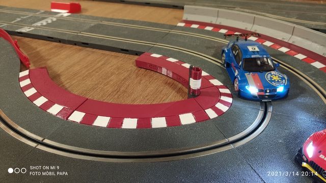 Scalextric bordes pianos 3d pista gris