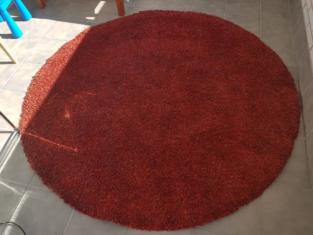 Alfombra.Color que predomina rojo.1m90cm.