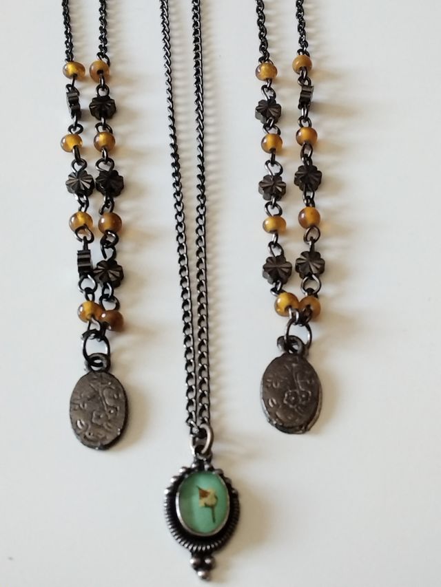 Cadenas  de bisutería con colgante.