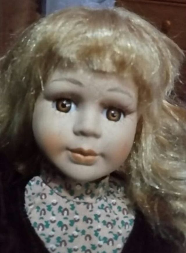 Muñeca rubia de porcelana