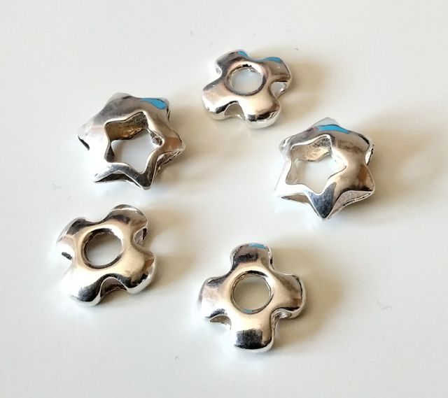 Colgante de plata tridimensional estrella y flor.