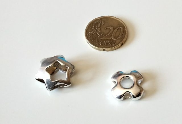 Colgante de plata tridimensional estrella y flor.