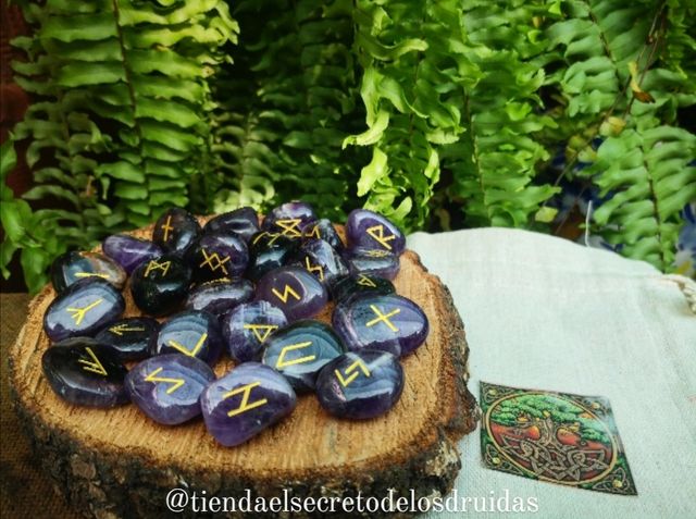 Runas vikingas de amatista y obsidiana.