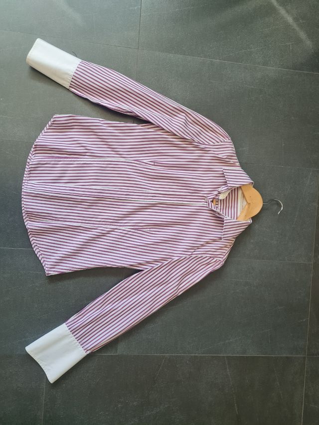 Camisa de mujer con rayas violetas