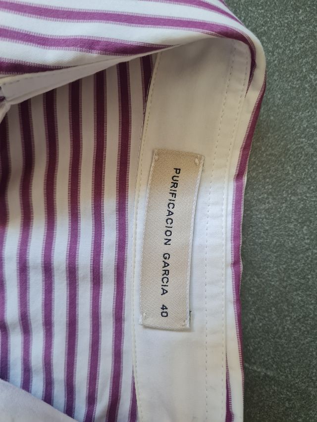 Camisa de mujer con rayas violetas