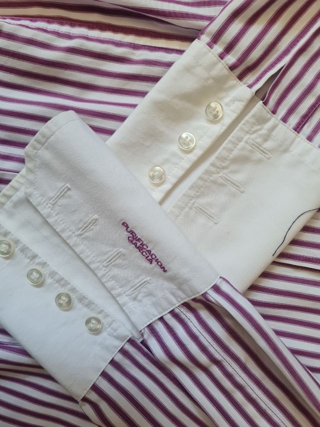 Camisa de mujer con rayas violetas