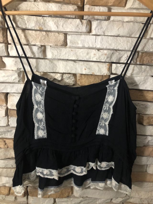 Blusa top tirantes negra con volante y puntilla