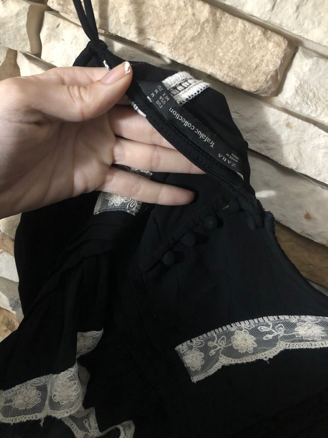 Blusa top tirantes negra con volante y puntilla