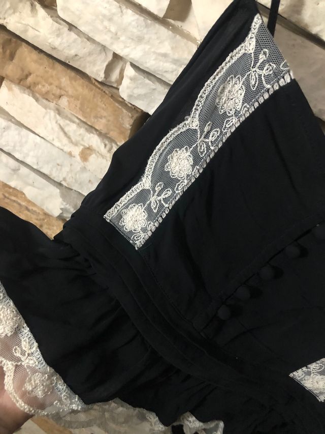 Blusa top tirantes negra con volante y puntilla