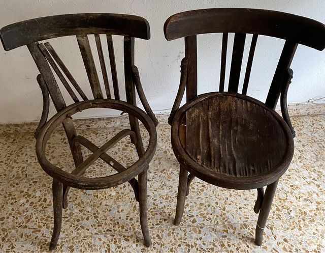 Dos sillas antiguas madera
