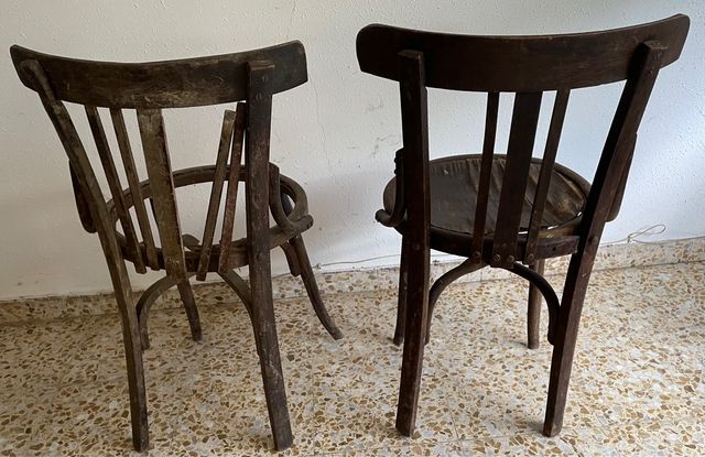 Dos sillas antiguas madera
