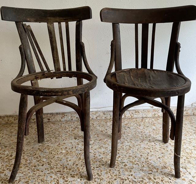 Dos sillas antiguas madera