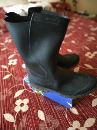 Botas de agua caza Solognac Decathlon de segunda mano por 11,99 EUR en San  Fernando Naval en WALLAPOP
