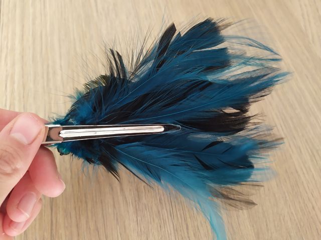 Precioso pasador de pelo con detalle de plumas