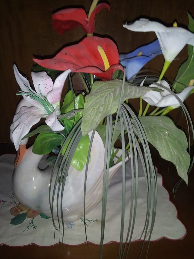 cisne y flores.botella de cuenca