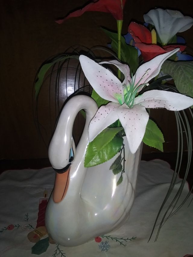 cisne y flores.botella de cuenca