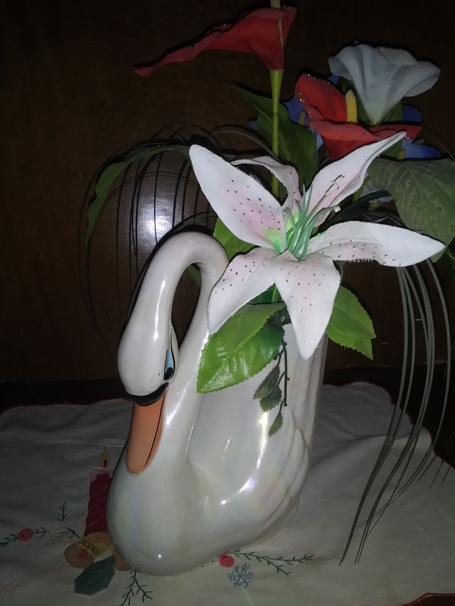 cisne y flores.botella de cuenca