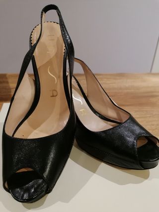 Sandalias negras marca Unisa de segunda mano por 10 EUR en Barcelona en  WALLAPOP