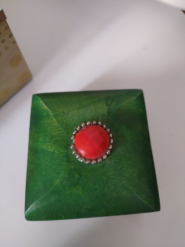 mini caja de madera verde