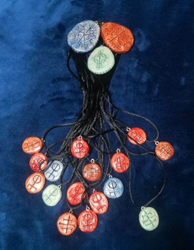 COLGANTES Y PIEDRAS DE RUNAS ARTESANALES