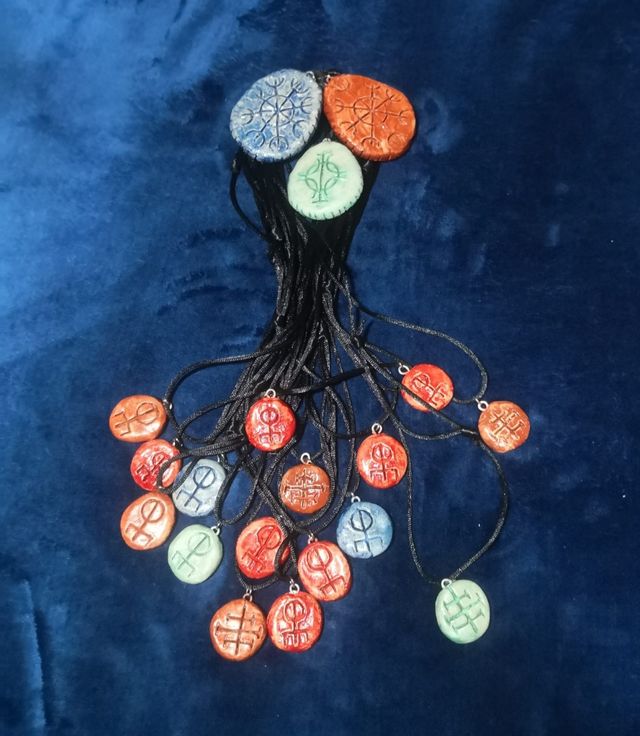 COLGANTES Y PIEDRAS DE RUNAS ARTESANALES