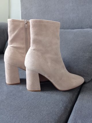 Botas color rosa palo de segunda mano por 9 EUR en Sabadell en WALLAPOP