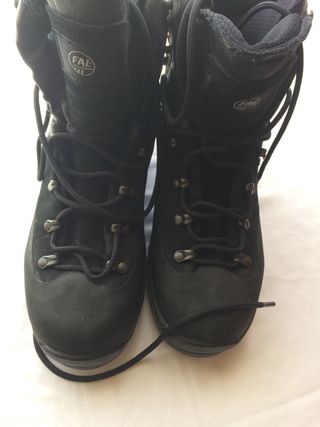 Botas fal de montaña de segunda mano por 50 EUR en Málaga en WALLAPOP