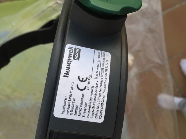 Vendo 2 pantallas ajustables CE