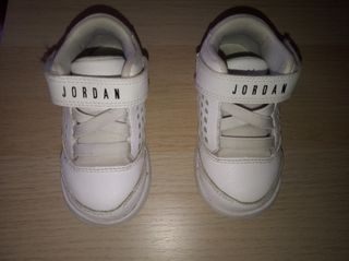Deportivas niño Jordan, talla 23,5 de segunda mano por 15 EUR en Valdemoro  en WALLAPOP