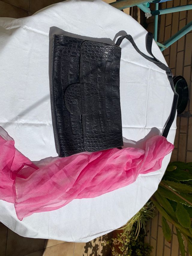 lote de dos bolsos negros y fular fusia