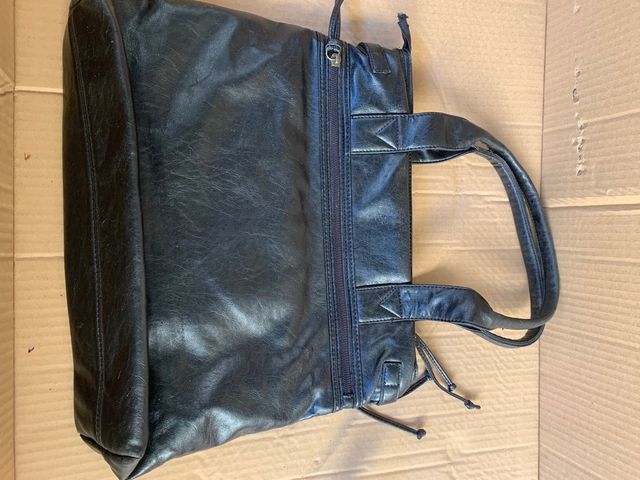 lote de dos bolsos negros y fular fusia