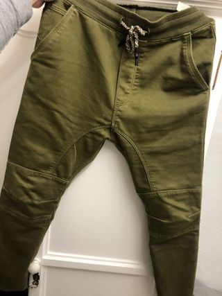 Pantalón bajo engomado zara de segunda mano por 11 EUR en Granada en  WALLAPOP