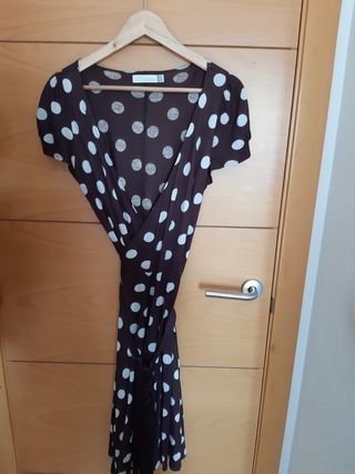 Vestido lunares Zara de segunda mano por 17 EUR en Alicante en WALLAPOP